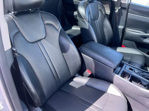 Certified 2025 Kia Soul LX w/ LX Technology Package FWD image 28