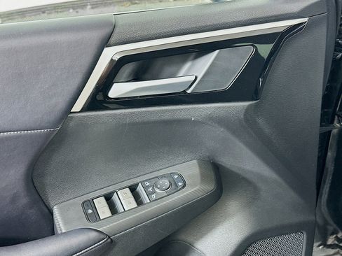 Used 2024 Mitsubishi Outlander SE image 15