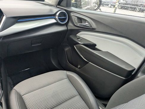 Used 2025 Chevrolet Trax LT w/ LT Convenience Package image 18