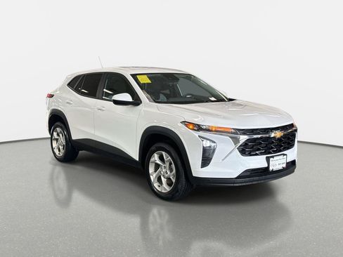 Used 2025 Chevrolet Trax LS w/ LS Convenience Package image 3