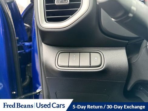 Used 2025 Hyundai Venue SEL image 11