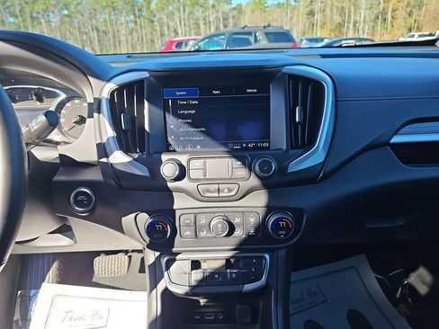Used 2024 GMC Terrain SLT image 24