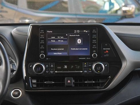 Used 2021 Toyota Highlander XLE AWD/4WD image 19
