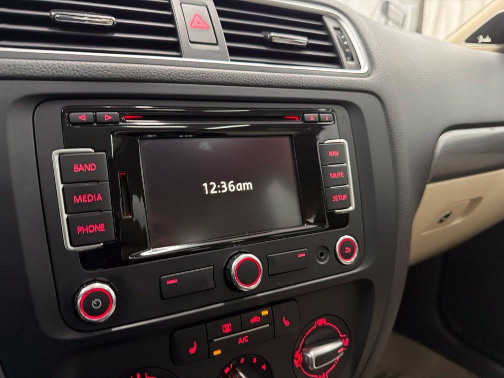 Used 2014 Volkswagen Jetta SEL FWD image 16