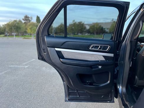Used 2017 Ford Explorer XLT image 11
