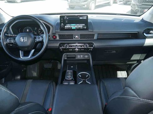 Used 2025 Honda Pilot Touring image 5