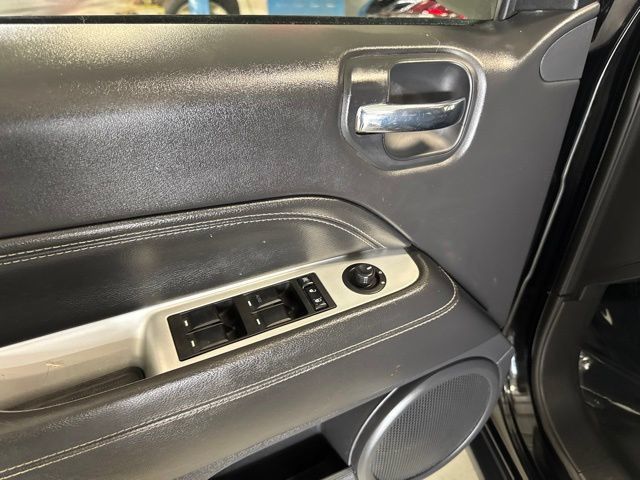 Used 2016 Jeep Compass Latitude w/ Sun/Sound Group AWD/4WD image 34