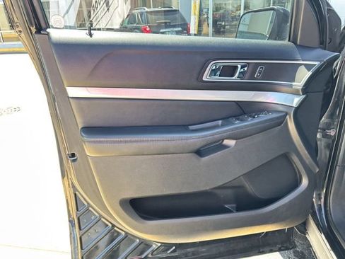 Used 2017 Ford Explorer XLT w/ Equipment Group 202A AWD/4WD image 26