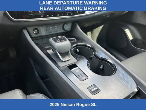 Used 2025 Nissan Rogue SL image 10