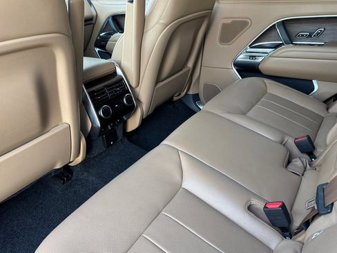 Used 2023 Land Rover Range Rover Long Wheelbase SE image 12