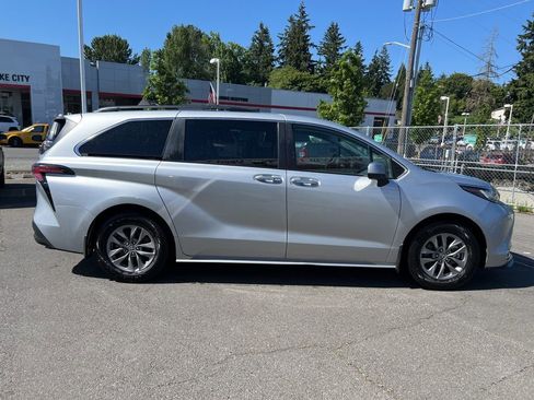 Used 2022 Toyota Sienna XLE w/ XLE Plus Package FWD image 3