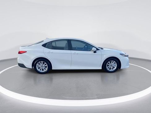 Used 2025 Toyota Camry LE image 9