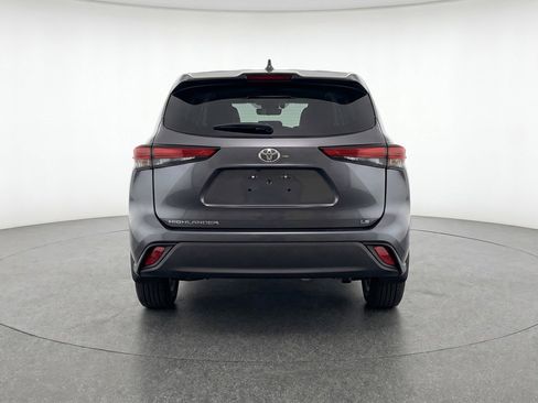 Used 2025 Toyota Highlander LE FWD image 7