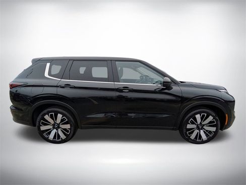 New 2025 Mitsubishi Outlander SE image 2