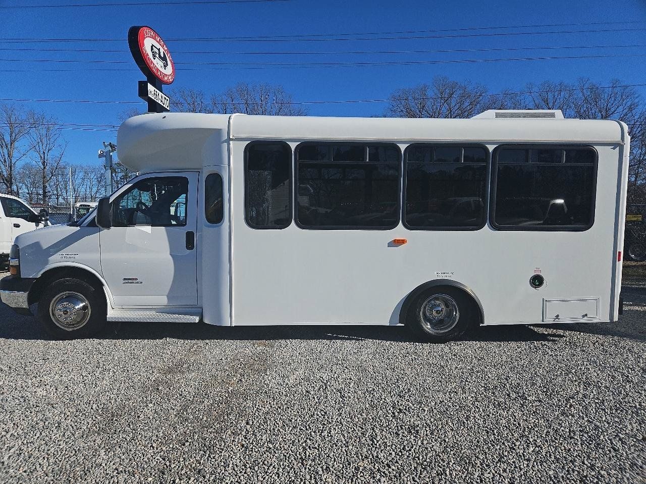 Used 2015 Chevrolet Express 4500 w/ Shuttle Bus Package RWD image 2