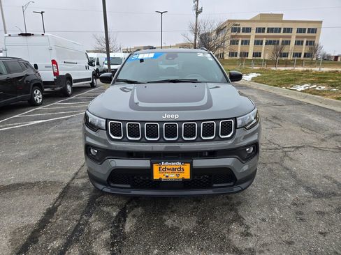 Used 2023 Jeep Compass Latitude w/ Mopar Graphics Package image 10