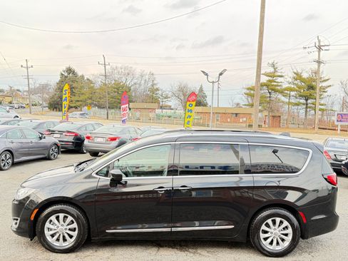 Used 2018 Chrysler Pacifica Touring-L image 7