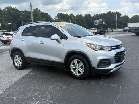 Used 2017 Chevrolet Trax LT w/ LT Convenience Package FWD image 2