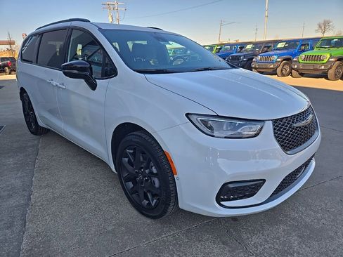 New 2026 Chrysler Pacifica Select w/ S Appearance Package image 13