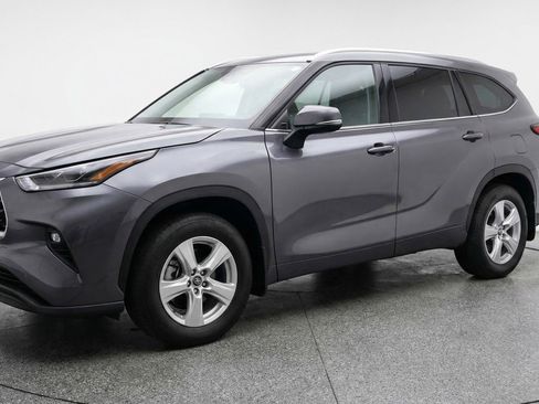 Used 2025 Toyota Highlander LE FWD image 3