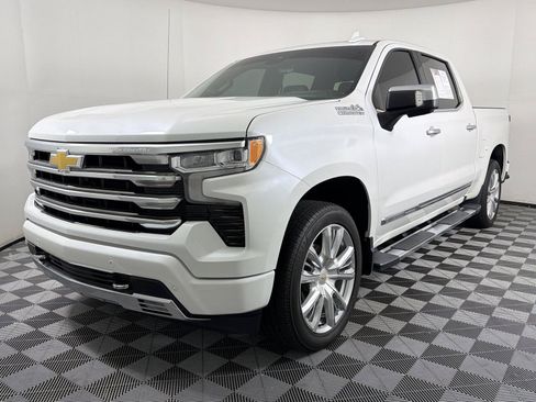 Used 2023 Chevrolet Silverado 1500 High Country w/ High Country Premium Package AWD/4WD image 3