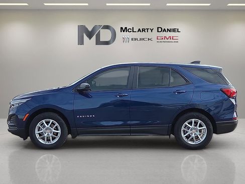 Used 2023 Chevrolet Equinox LS w/ LS Convenience Package image 3