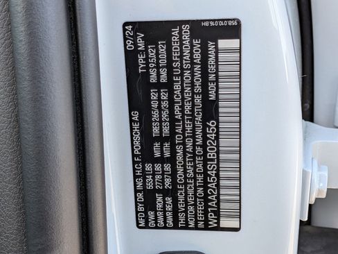 Certified 2025 Porsche Macan image 30