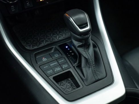 Used 2023 Toyota RAV4 XLE Premium image 18