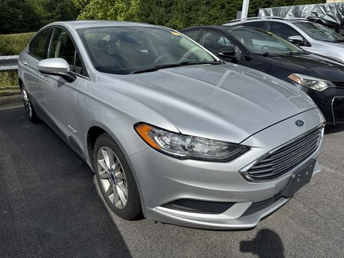 Used 2017 Ford Fusion SE FWD image 2