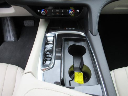 Used 2023 Buick Enclave Essence image 21