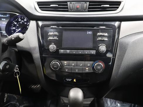 Used 2015 Nissan Rogue S image 19