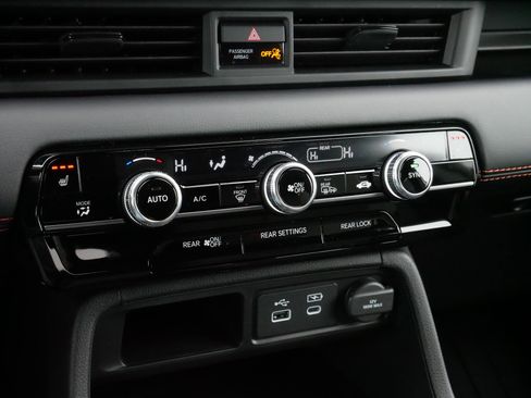 Certified 2025 Honda Pilot TrailSport image 23