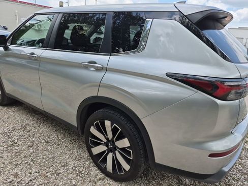 Used 2025 Mitsubishi Outlander SE AWD/4WD image 2