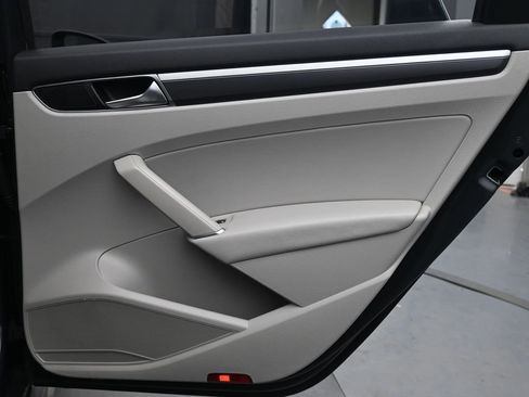 Used 2018 Volkswagen Passat 2.0T R-Line image 22