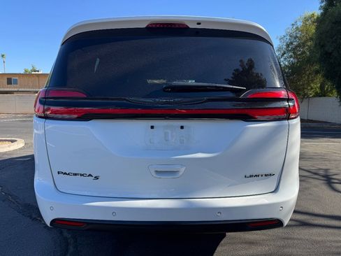 Used 2025 Chrysler Pacifica Limited FWD image 8