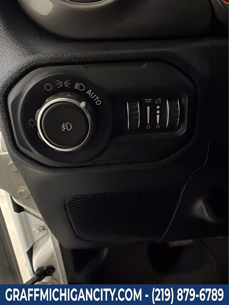 Used 2018 Jeep Wrangler Unlimited Sahara AWD/4WD image 18