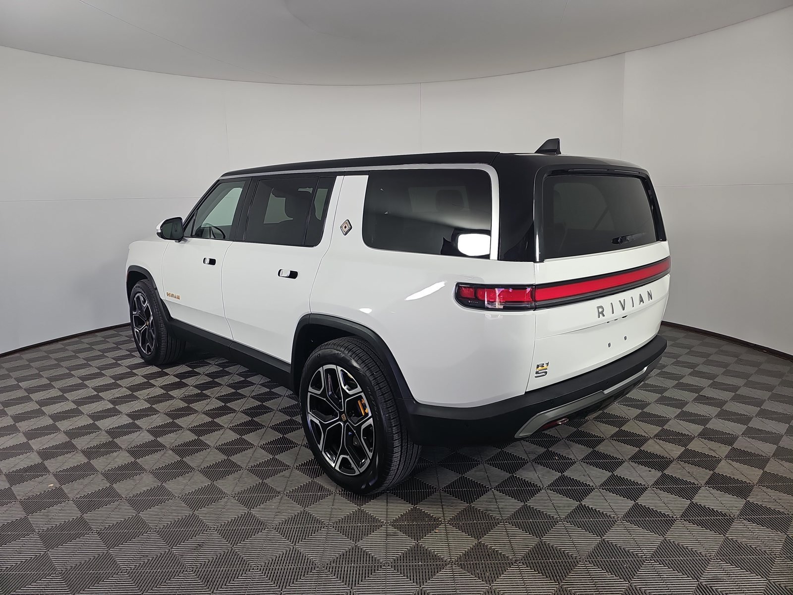 Used 2023 Rivian R1S Adventure Quad AWD/4WD image 3