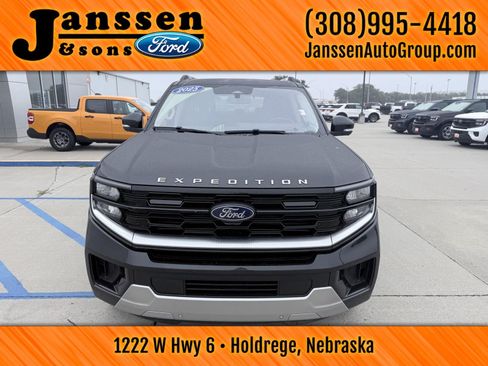 Used 2025 Ford Expedition Platinum AWD/4WD image 3