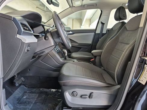 Used 2022 Volkswagen Taos SE w/ Panoramic Sunroof Package FWD image 9