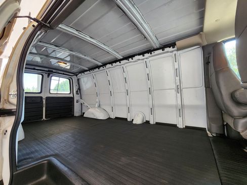 Used 2005 Chevrolet Express 2500 Extended RWD image 9