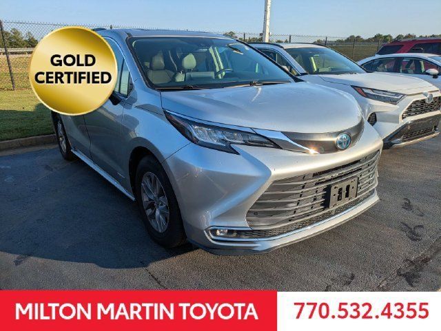 Used 2021 Toyota Sienna XLE FWD image 2