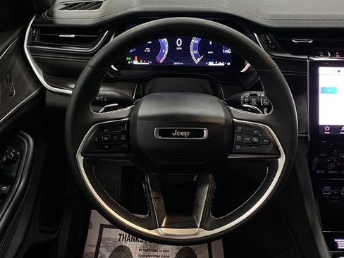 Used 2024 Jeep Grand Cherokee Limited w/ Black Appearance Package image 15