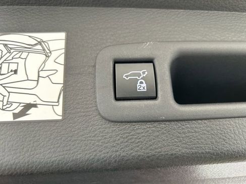 Used 2021 Toyota Sienna Limited image 18