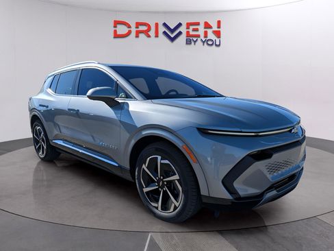 New 2025 Chevrolet Equinox EV LT image 8