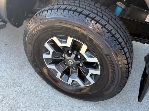 Used 2022 Toyota Tacoma TRD Off-Road AWD/4WD image 10