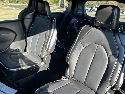 Used 2025 Chrysler Pacifica Limited image 12