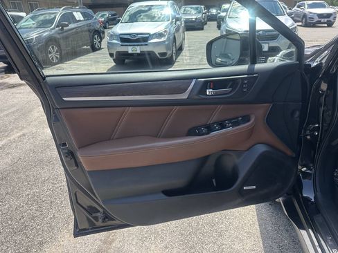 Used 2018 Subaru Outback 3.6R Touring AWD/4WD image 9
