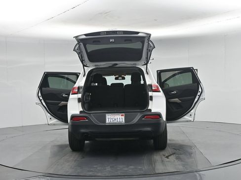 Used 2017 Jeep Cherokee Latitude FWD image 35