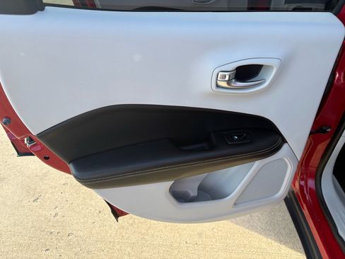 Used 2018 Jeep Compass Latitude image 30