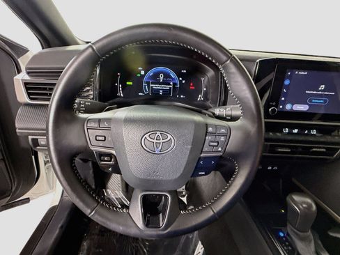 Used 2025 Toyota Camry SE w/ Convenience Package FWD image 13